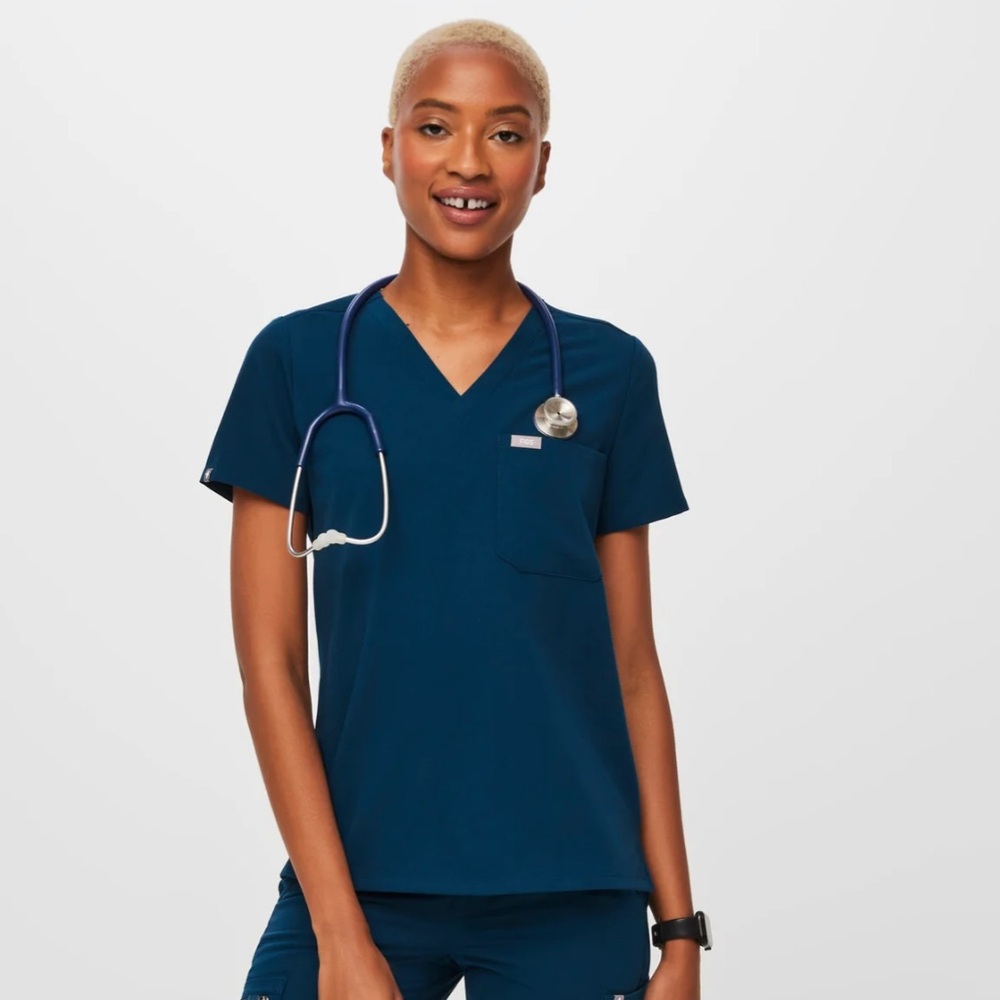 NWT FIGS Catarina One Pocket Scrub Top